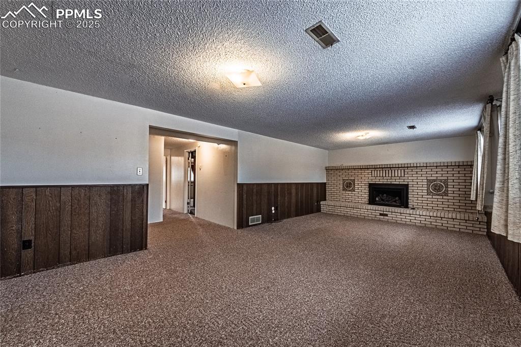 Image 27 of 44: Living Room