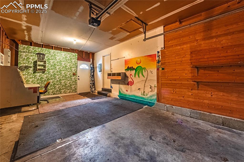 Image 29 of 44: Garage