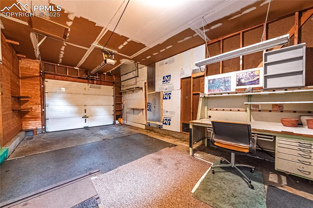 Image 38 of 44: Garage