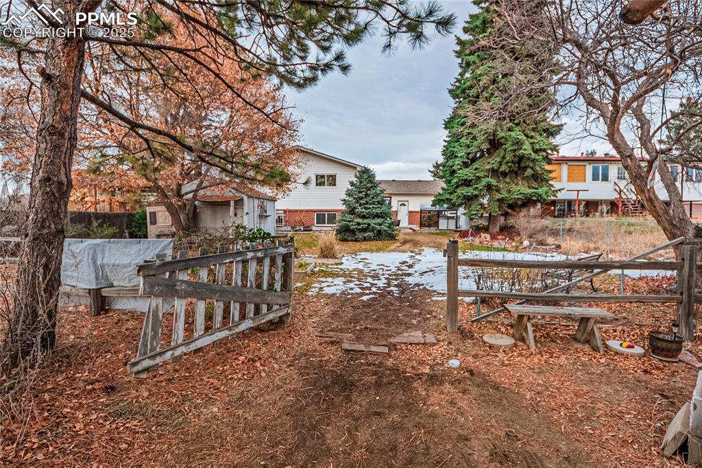 Image 41 of 44: Yard