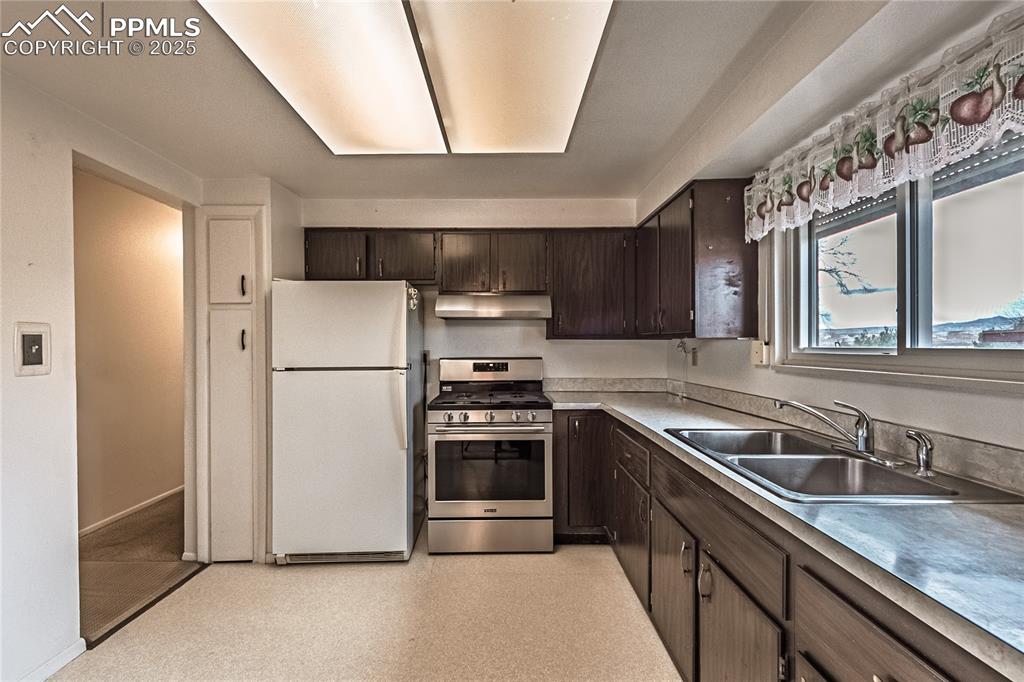 Image 9 of 44: Kitchen