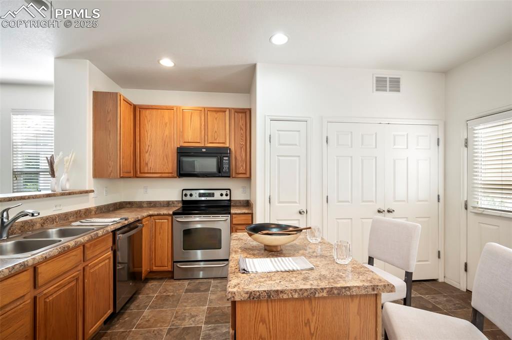 Image 11 of 24: Kitchen
