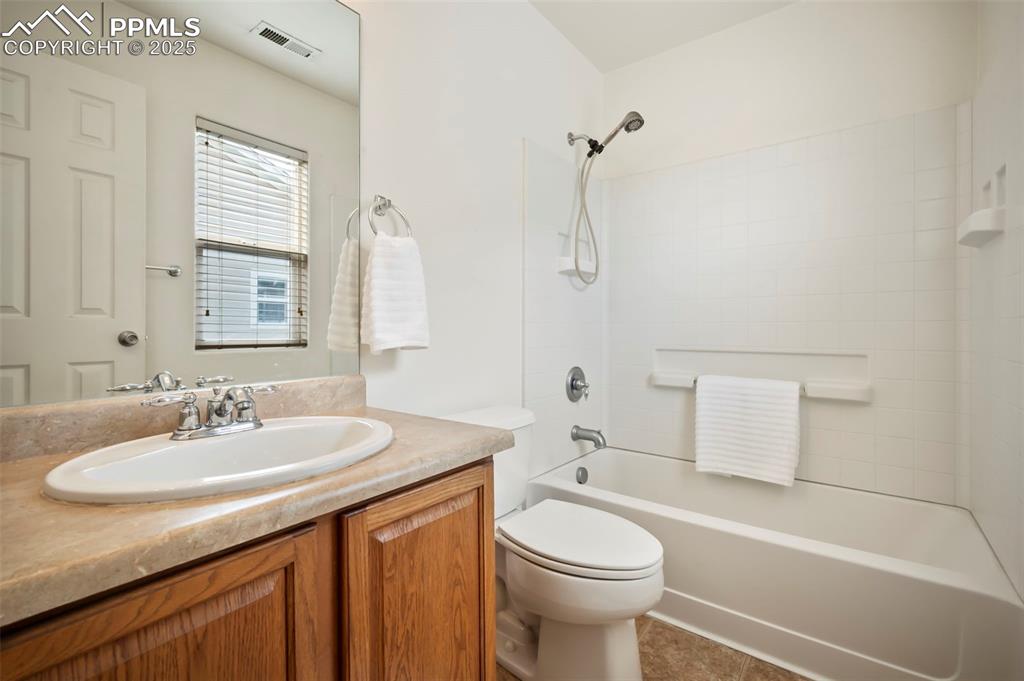Image 14 of 24: Bathroom