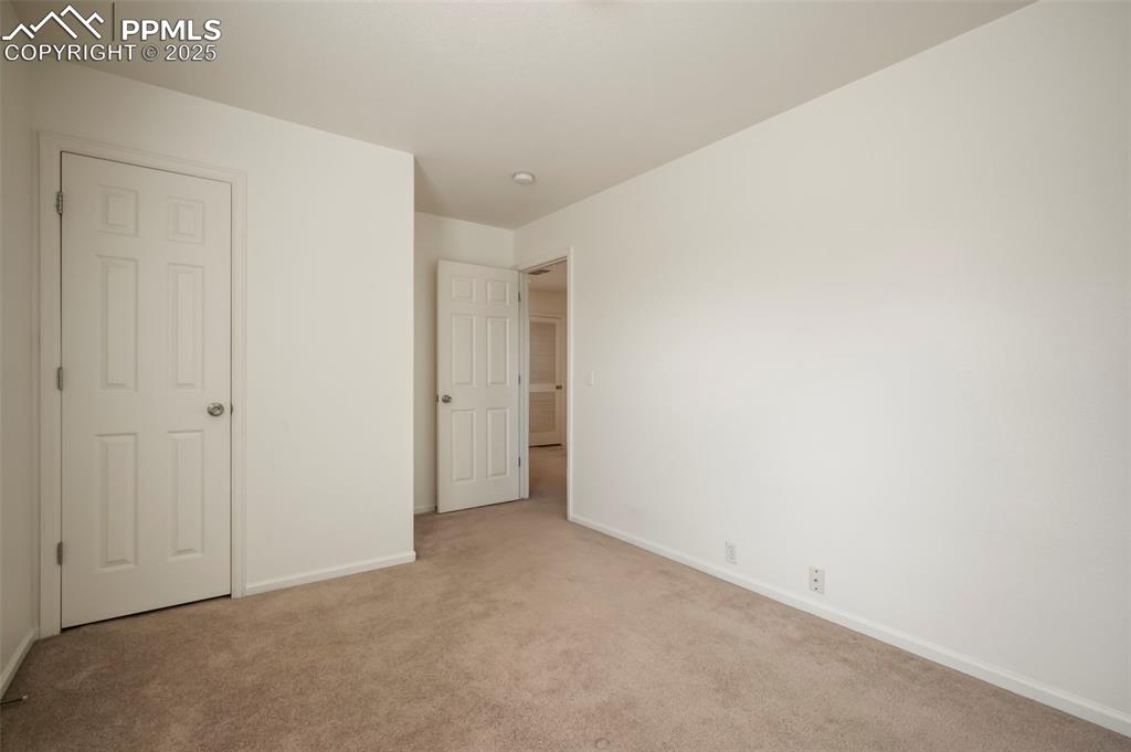 Image 19 of 24: Bedroom