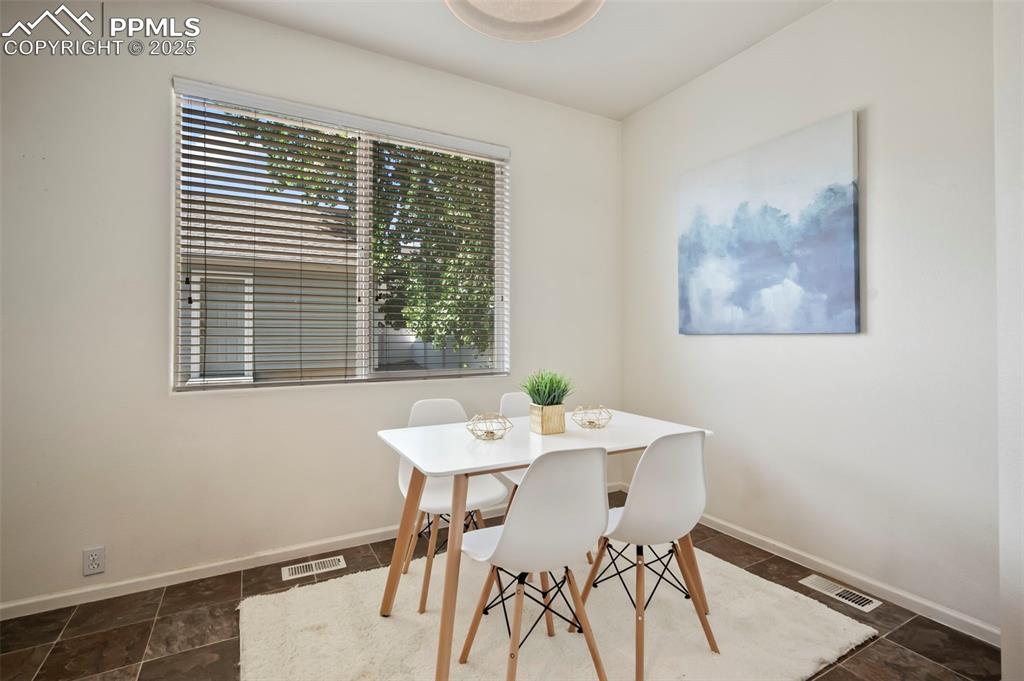 Image 7 of 24: Dining Area