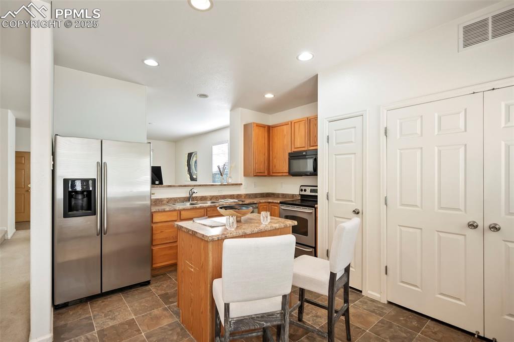 Image 9 of 24: Kitchen