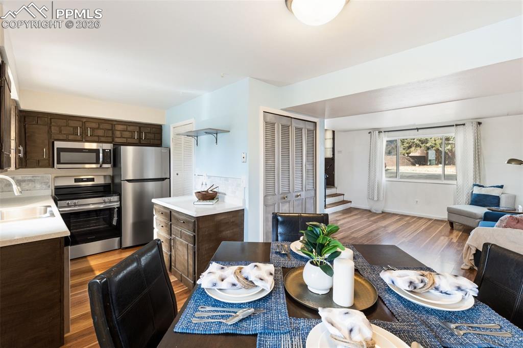 Image 14 of 35: Dining Area