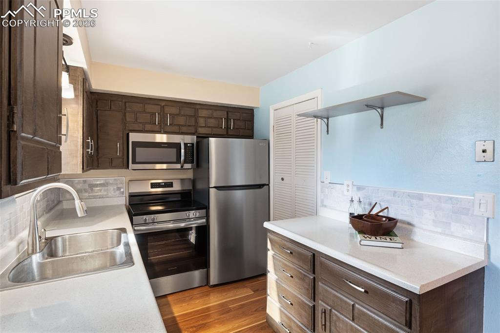 Image 16 of 35: Kitchen