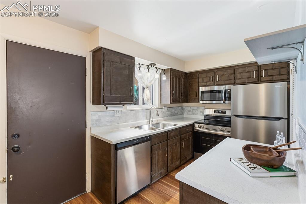 Image 18 of 35: Kitchen