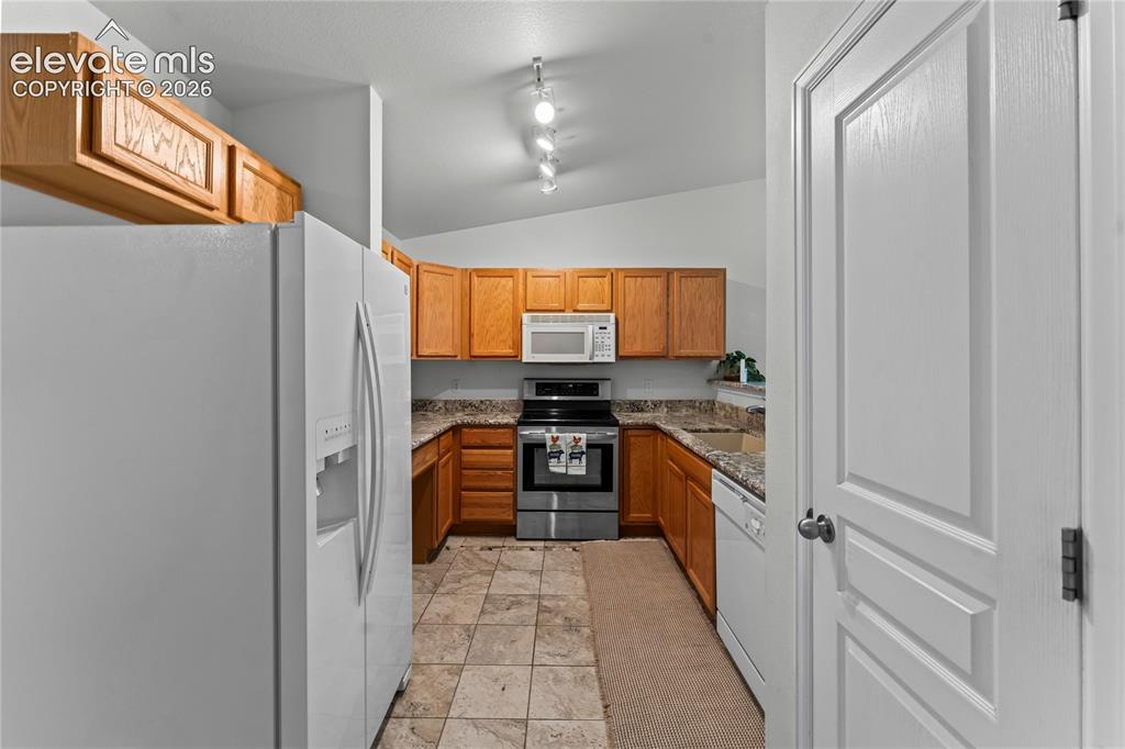 Image 11 of 25: Kitchen
