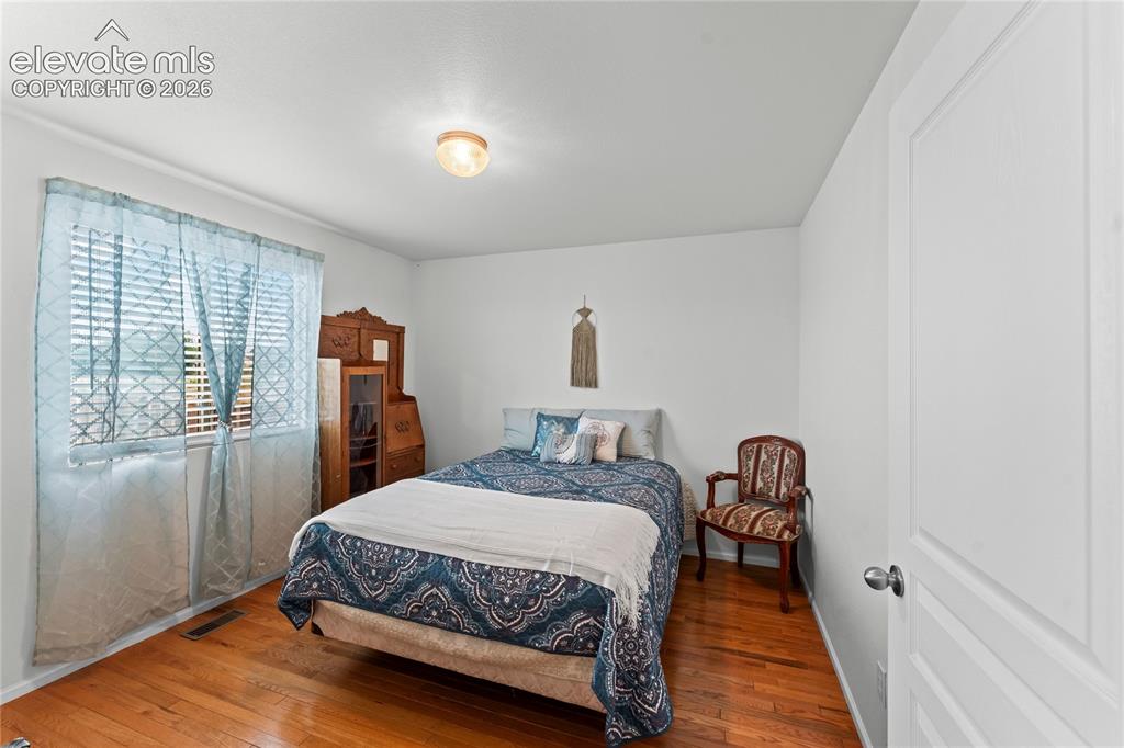 Image 14 of 25: Bedroom