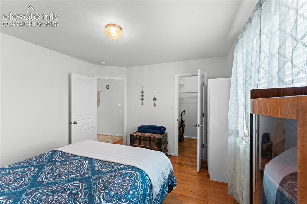 Image 15 of 25: Bedroom