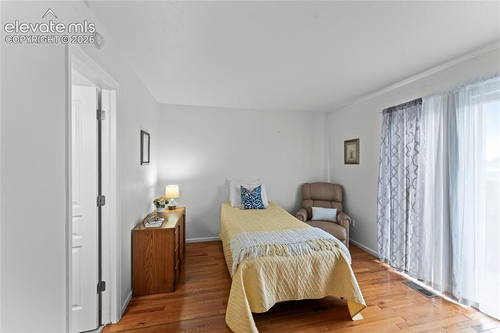 Image 18 of 25: Bedroom