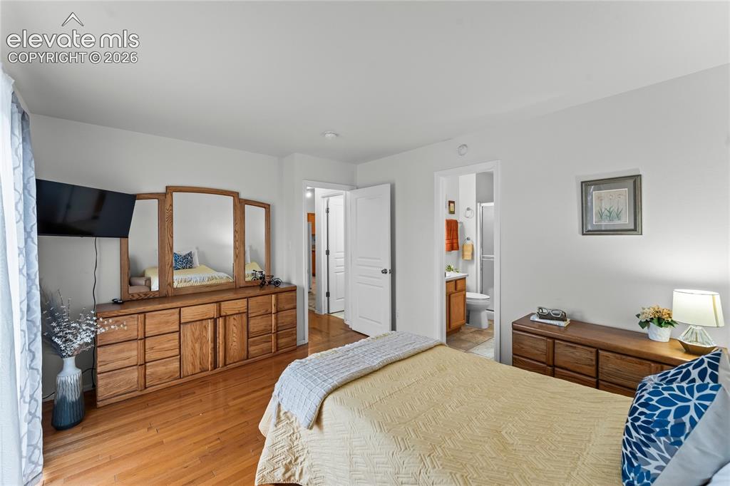 Image 19 of 25: Bedroom
