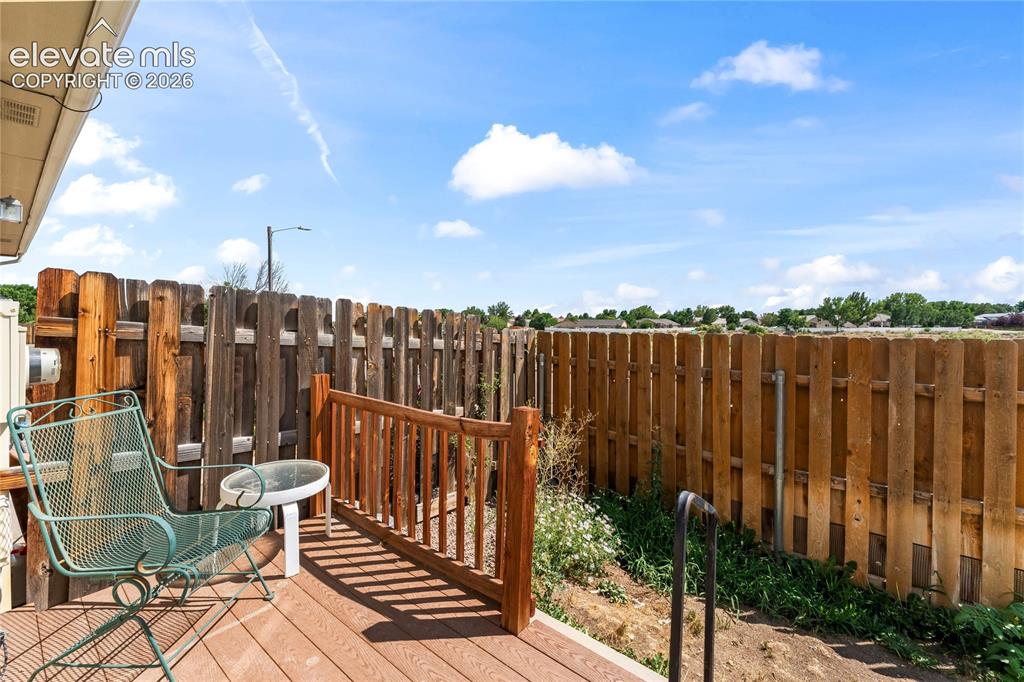 Image 22 of 25: Deck