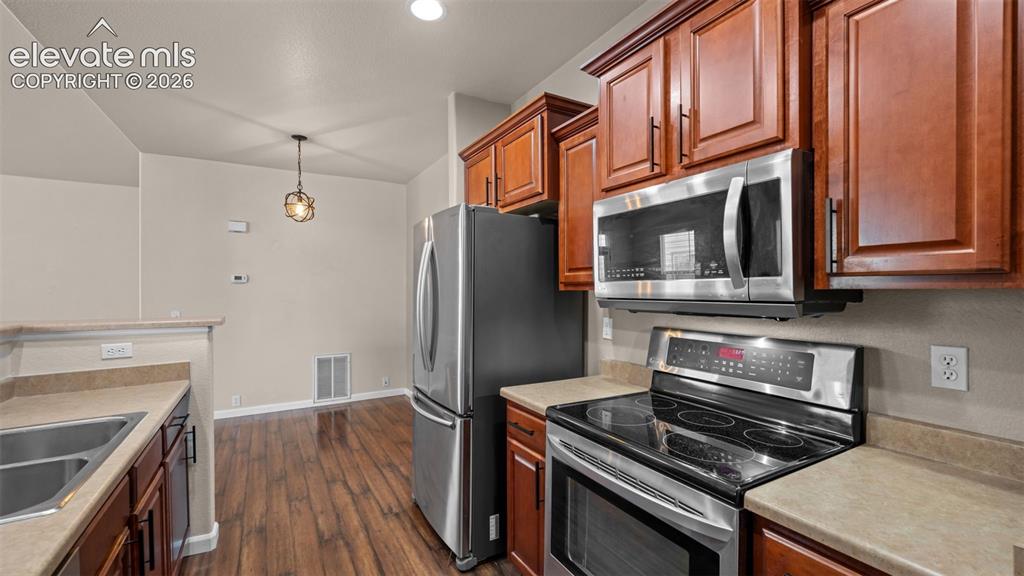 Image 14 of 37: Kitchen