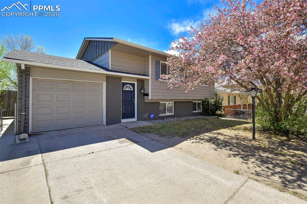 Image 13 of 18: Bathroom