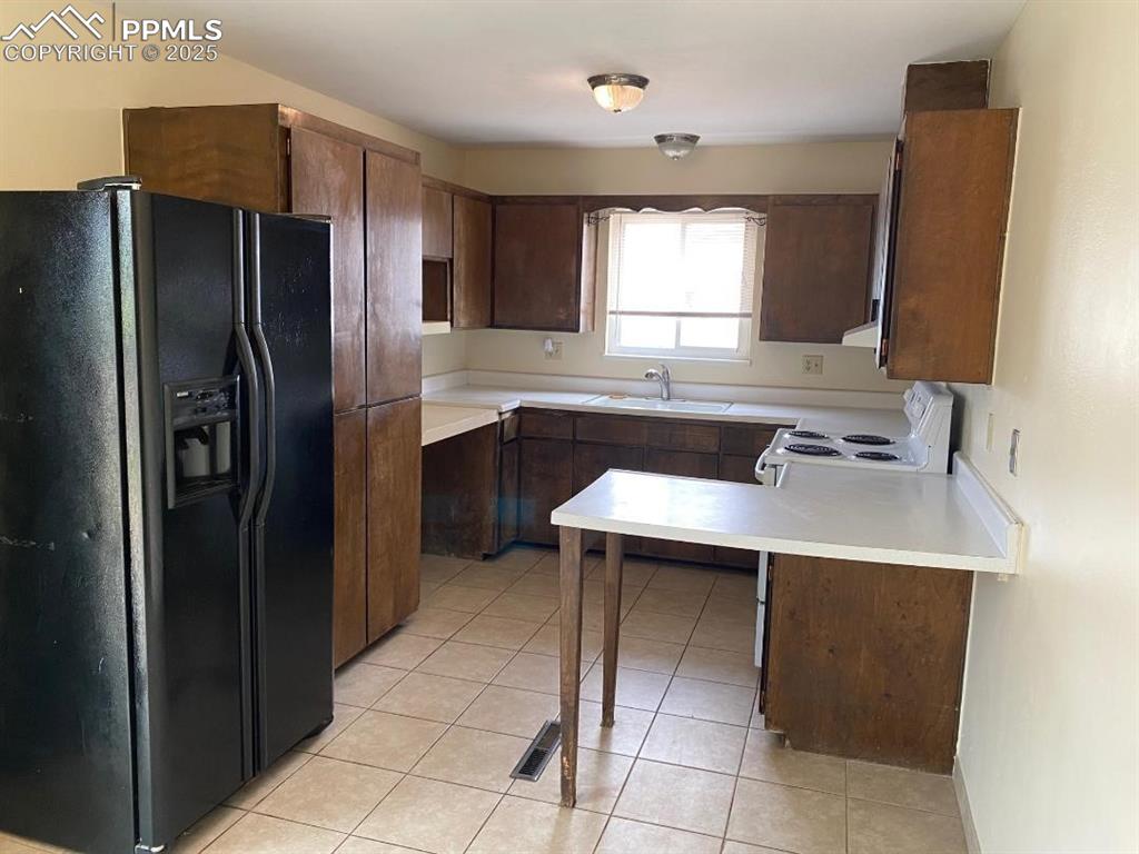 Image 5 of 10: Kitchen