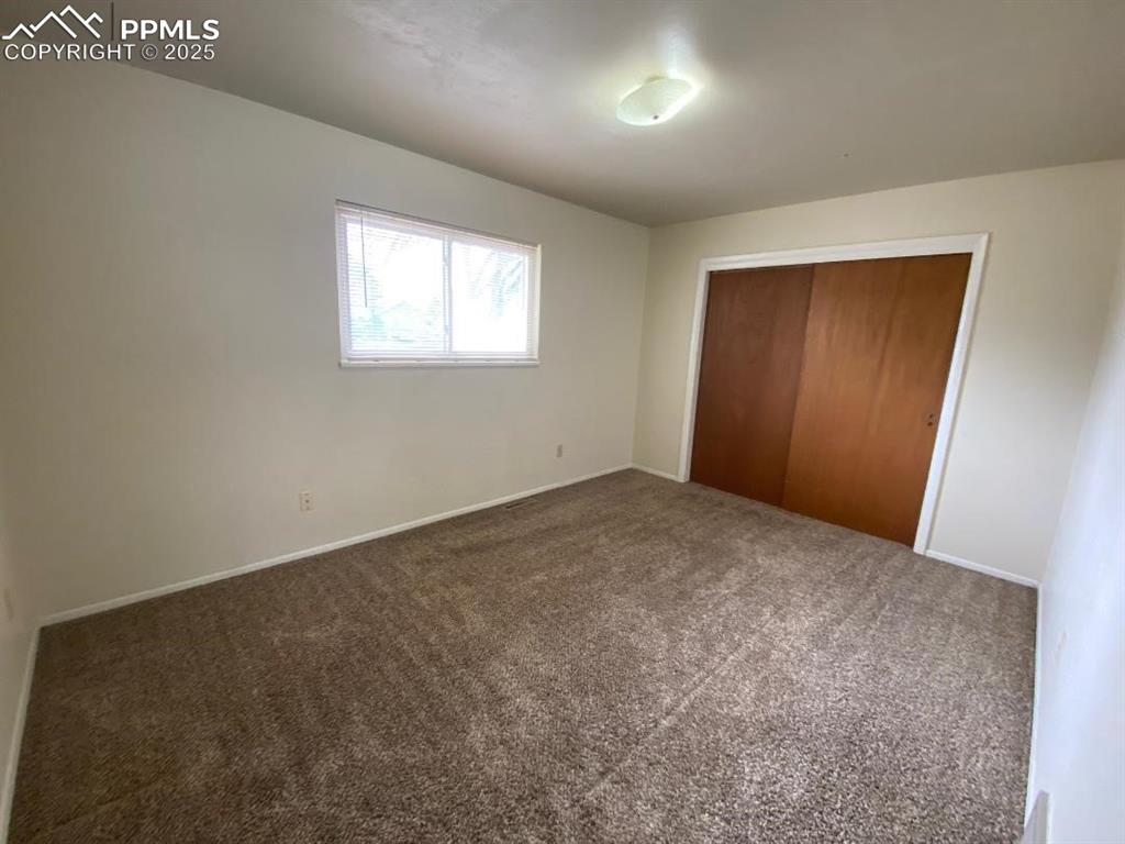 Image 7 of 10: Bedroom