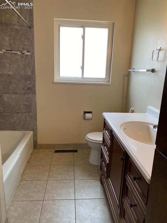 Image 9 of 10: Bathroom