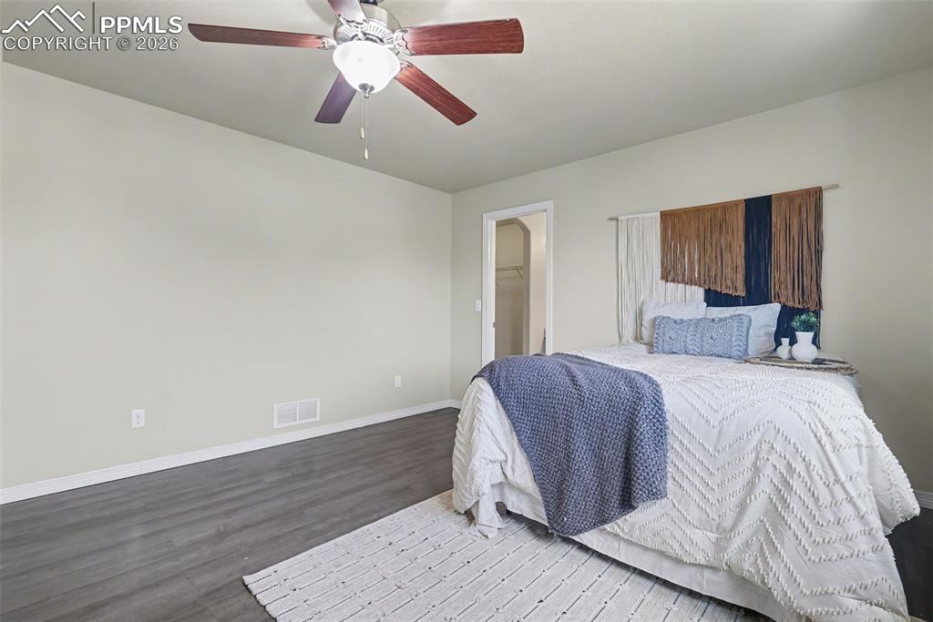 Image 16 of 31: Bedroom