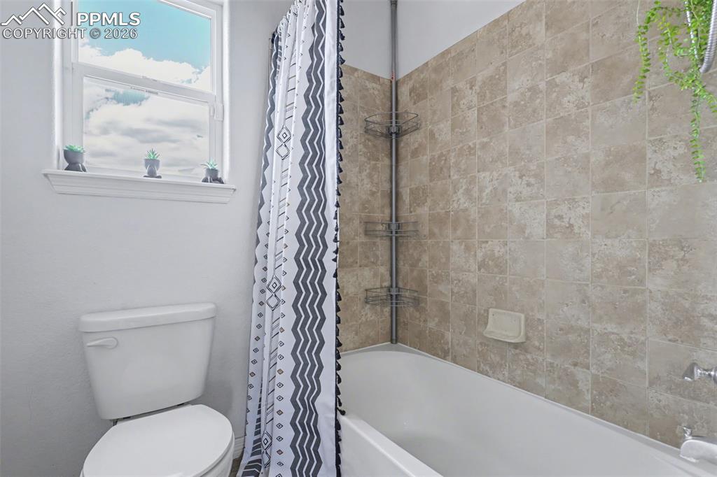 Image 25 of 31: Bathroom