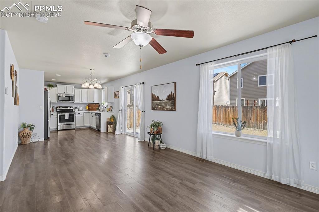 Image 9 of 31: Main living area.