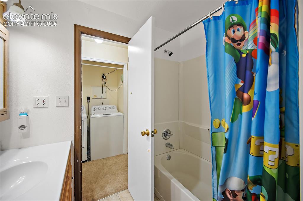 Image 15 of 28: Bathroom