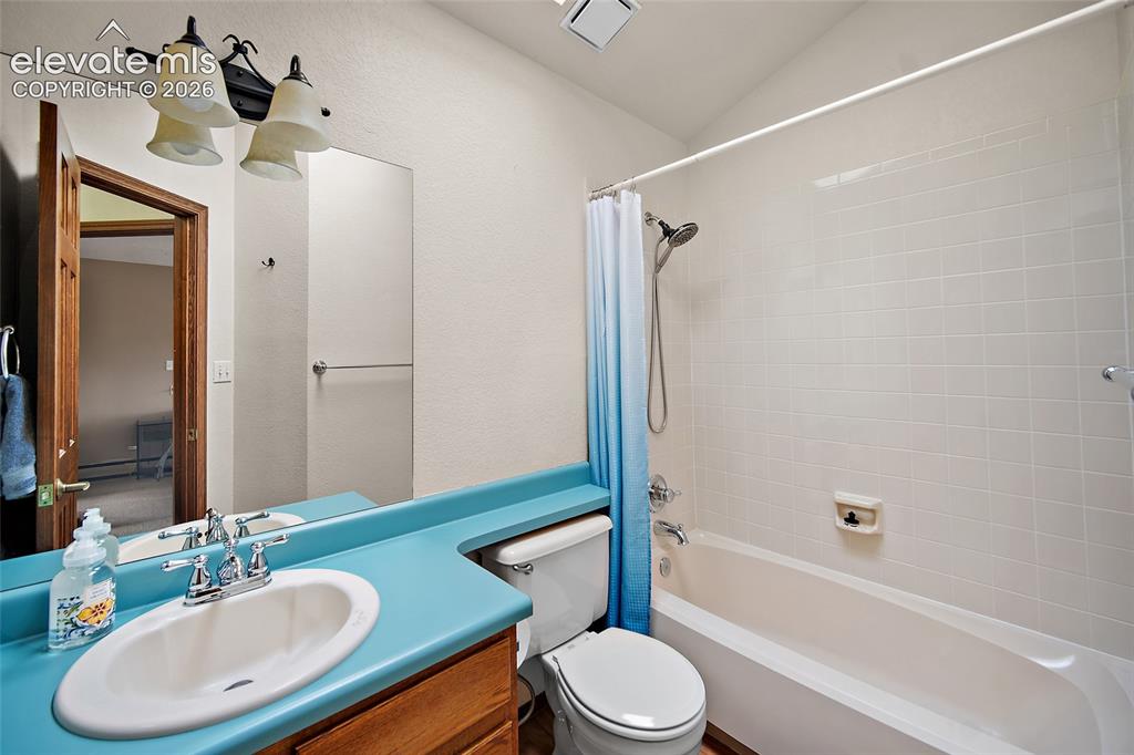 Image 19 of 28: Bathroom