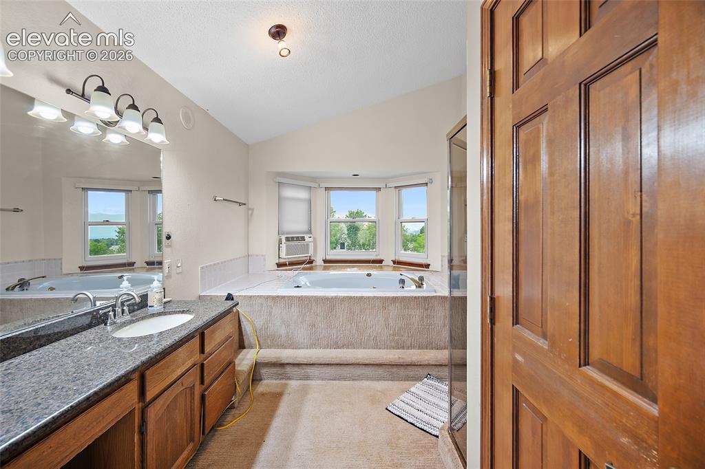 Image 21 of 28: Bathroom