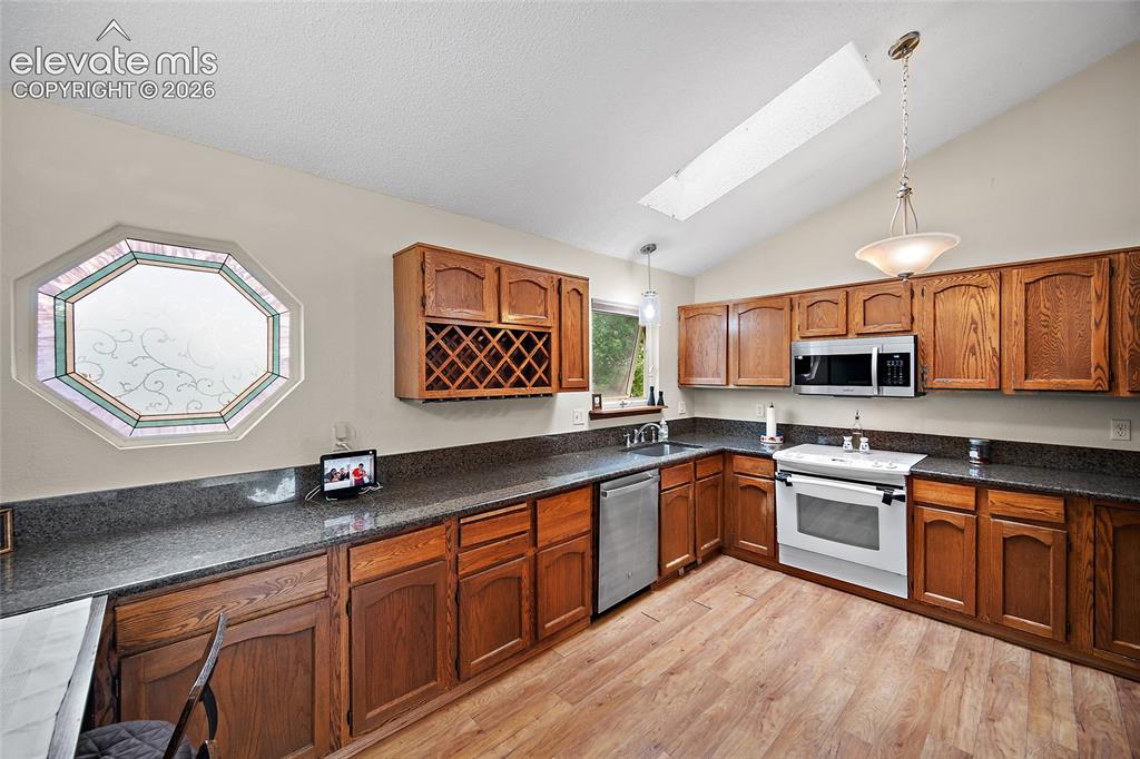 Image 7 of 28: Kitchen