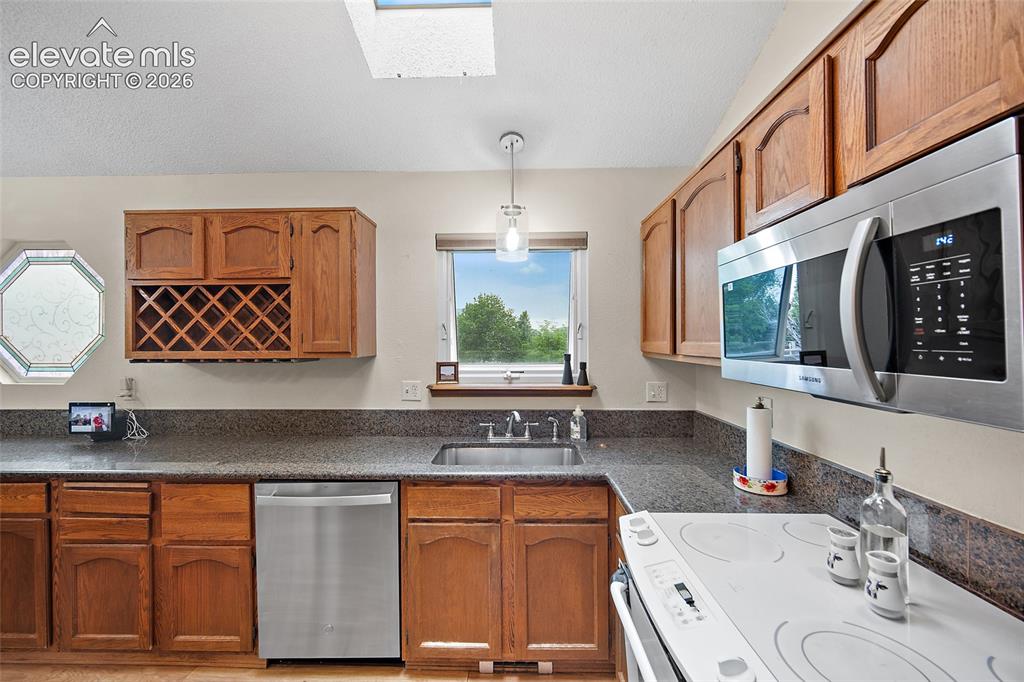 Image 8 of 28: Kitchen