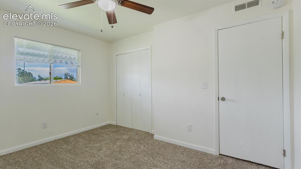 Image 13 of 15: Bedroom