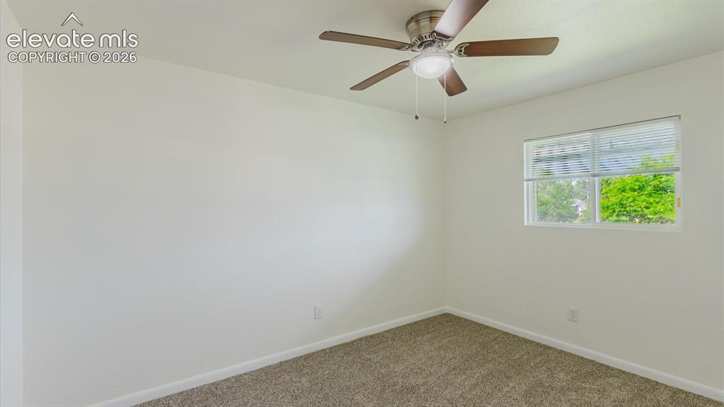 Image 14 of 15: Bedroom