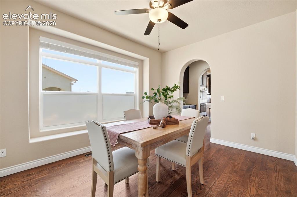 Image 10 of 50: Dining Area