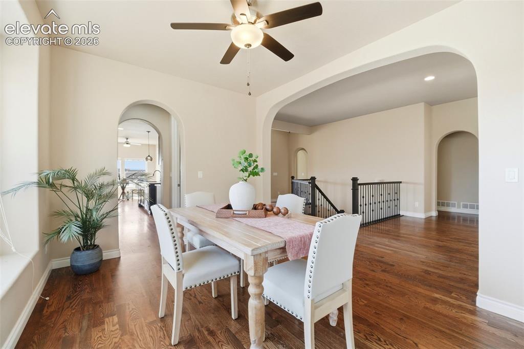 Image 11 of 50: Dining Area