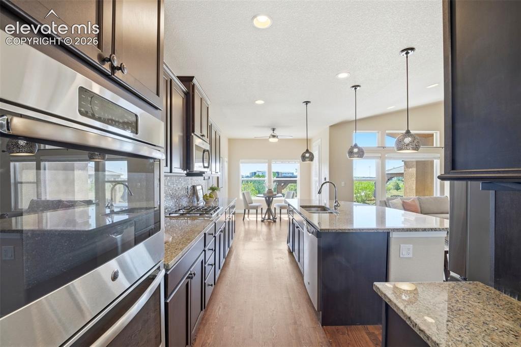 Image 16 of 50: Kitchen