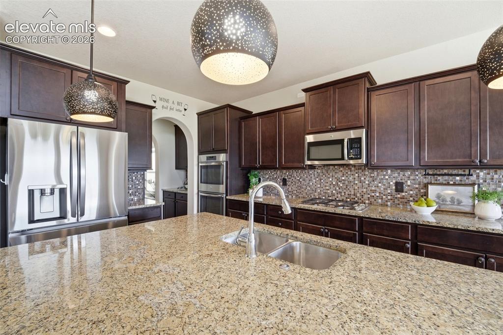 Image 18 of 50: Kitchen