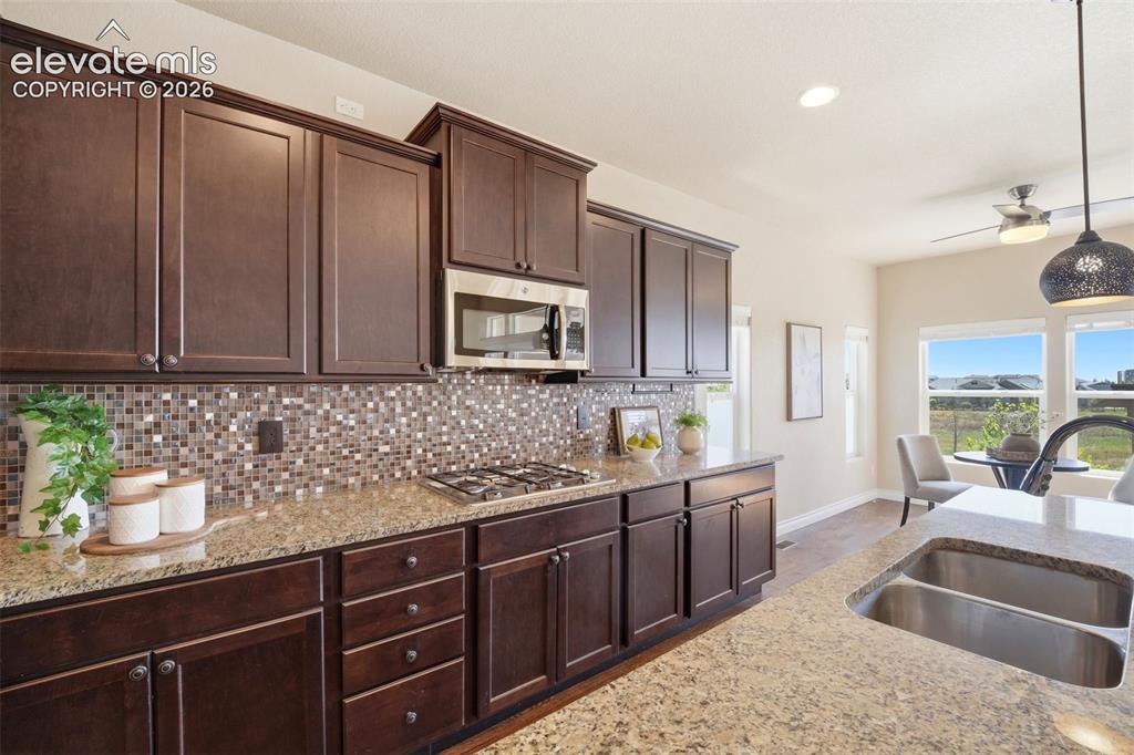 Image 19 of 50: Kitchen