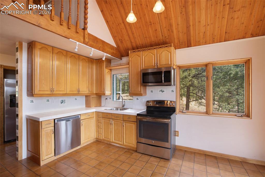 Image 11 of 26: Kitchen