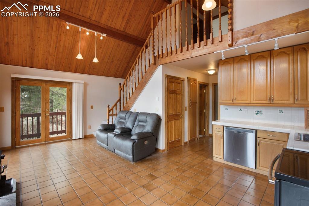 Image 13 of 26: Kitchen