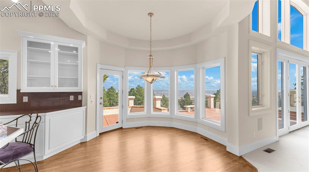 Image 17 of 49: Dining Area