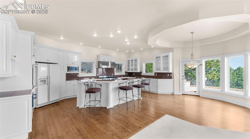 Image 18 of 49: Kitchen