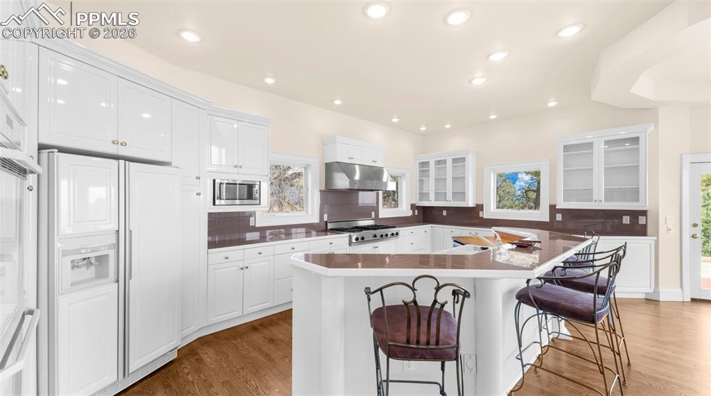 Image 19 of 49: Kitchen