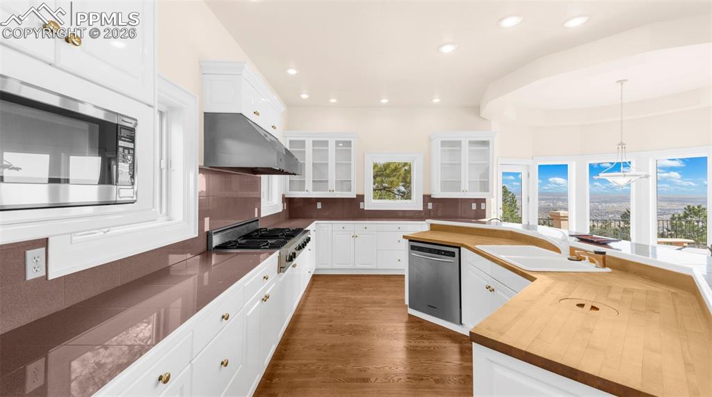 Image 20 of 49: Kitchen