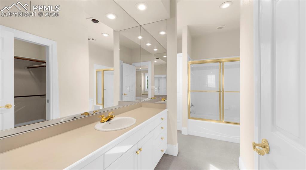 Image 33 of 49: Bathroom