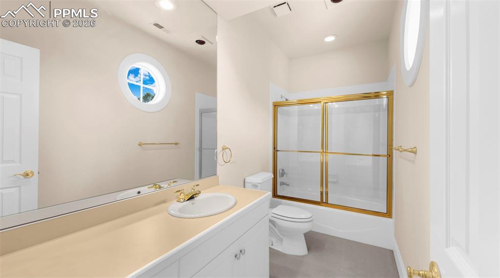 Image 36 of 49: Bathroom