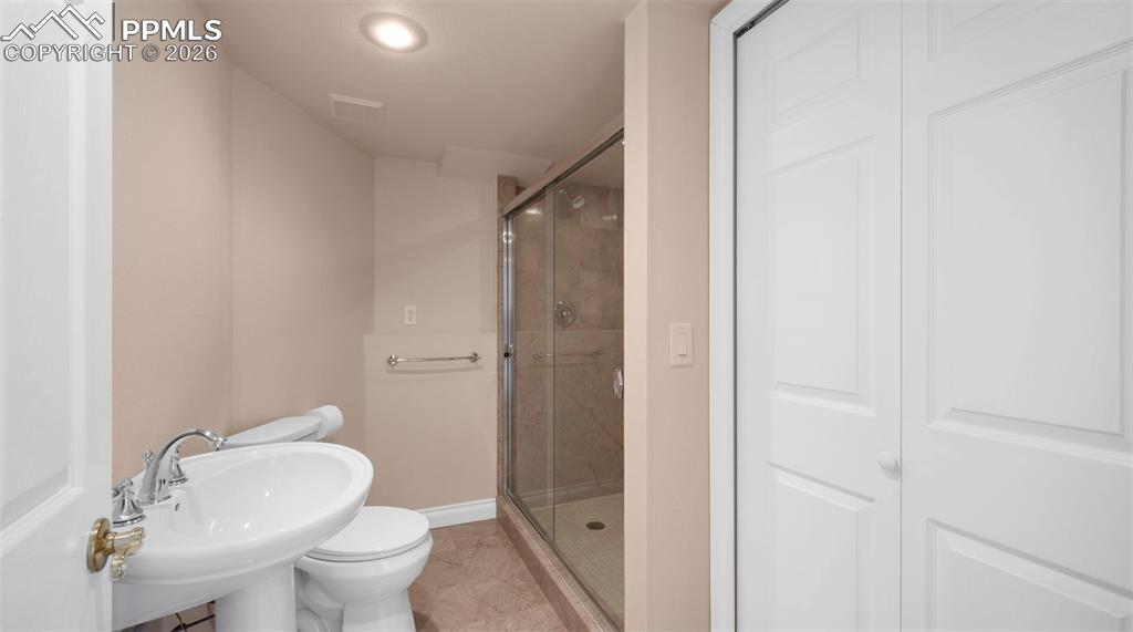 Image 40 of 49: Bathroom