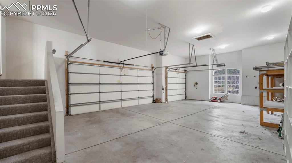 Image 48 of 49: Garage