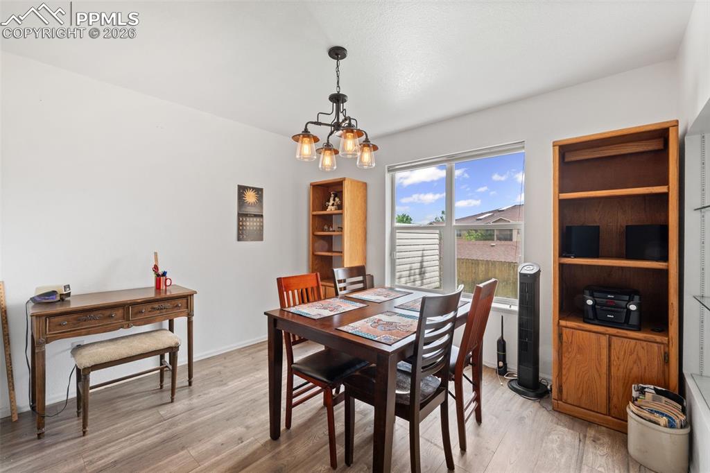 Image 11 of 31: Dining Area